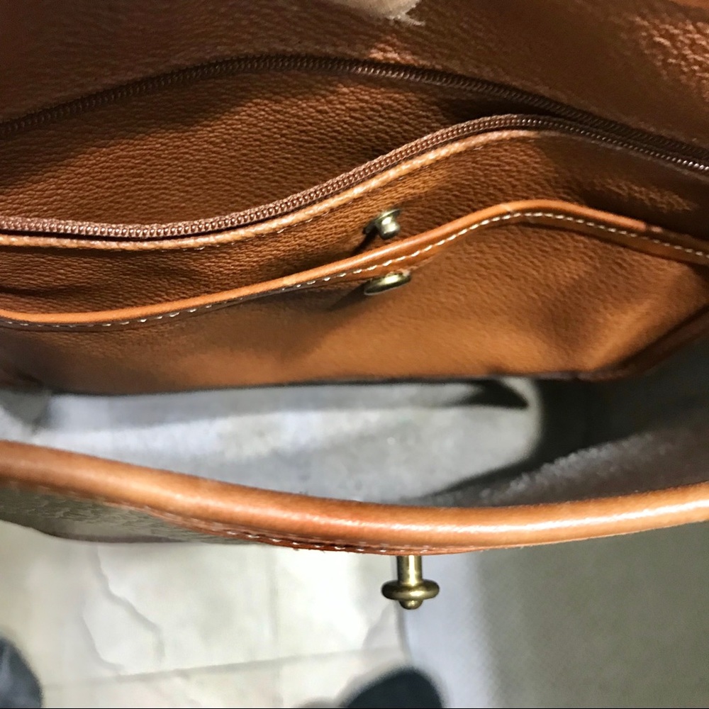 Vintage Dooney and Bourke taupe leather shoulder bag. - Picture 5 of 6
